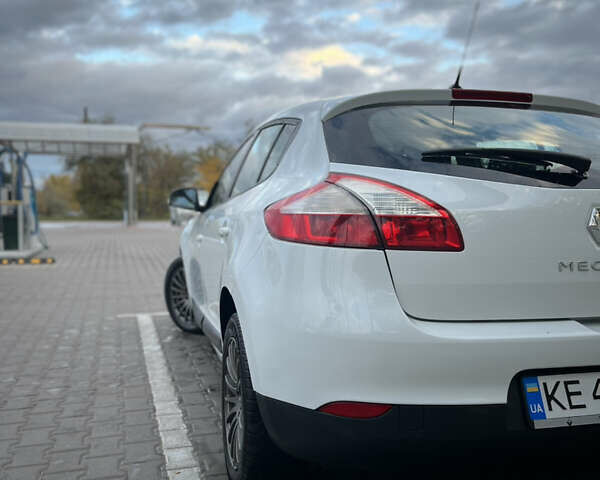 Рено Меган 2013 в Кривом Роге на Automoto.ua Белый Рено Меган, объемом двигателя 1.46 л и пробегом 264 тыс. км за 7700 $, фото 6 на Automoto.ua