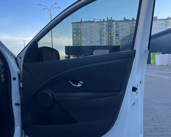 Белый Рено Меган, объемом двигателя 1.5 л и пробегом 224 тыс. км за 7200 $, фото 18 на Automoto.ua