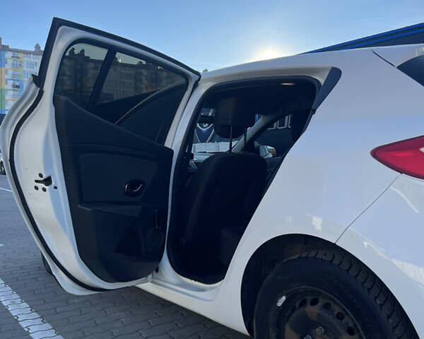 Белый Рено Меган, объемом двигателя 1.5 л и пробегом 224 тыс. км за 7200 $, фото 14 на Automoto.ua