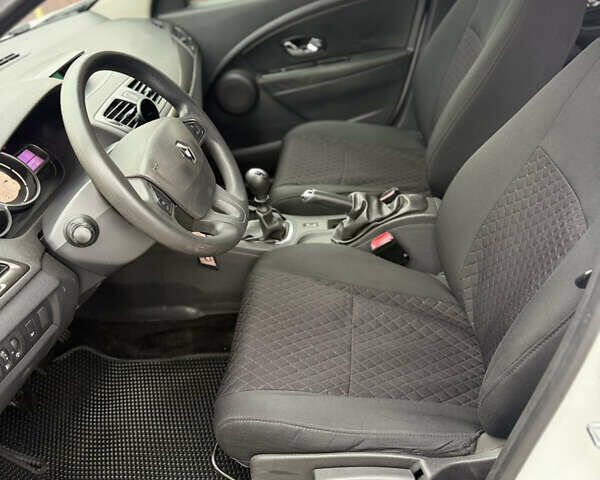 Белый Рено Меган, объемом двигателя 1.5 л и пробегом 214 тыс. км за 7500 $, фото 5 на Automoto.ua