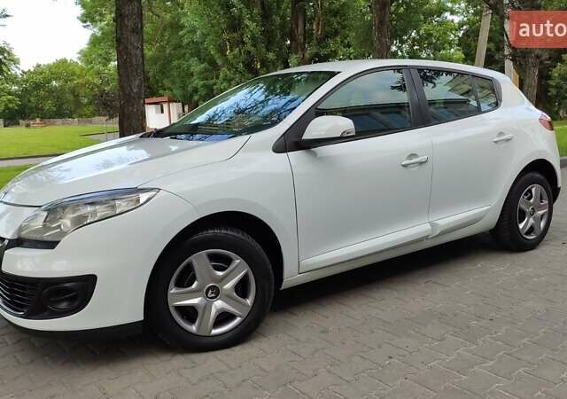 Рено Меган 2014 в Житомире на Automoto.ua Белый Рено Меган, объемом двигателя 1.5 л и пробегом 205 тыс. км за 6950 $, фото 39 на Automoto.ua