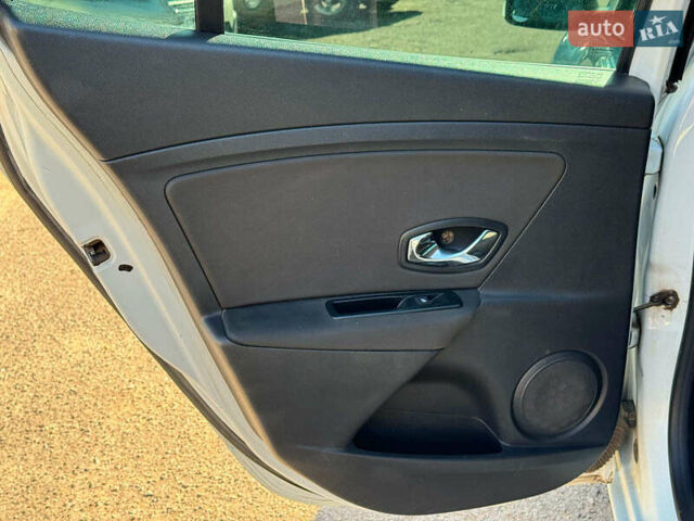 Белый Рено Меган, объемом двигателя 1.5 л и пробегом 184 тыс. км за 7790 $, фото 17 на Automoto.ua