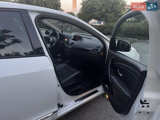 Белый Рено Меган, объемом двигателя 1.5 л и пробегом 246 тыс. км за 10000 $, фото 5 на Automoto.ua