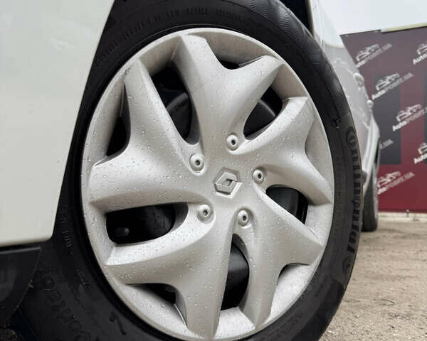 Белый Рено Меган, объемом двигателя 1.5 л и пробегом 231 тыс. км за 8200 $, фото 5 на Automoto.ua