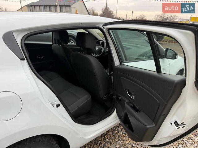 Білий Рено Меган, об'ємом двигуна 1.46 л та пробігом 204 тис. км за 7999 $, фото 24 на Automoto.ua