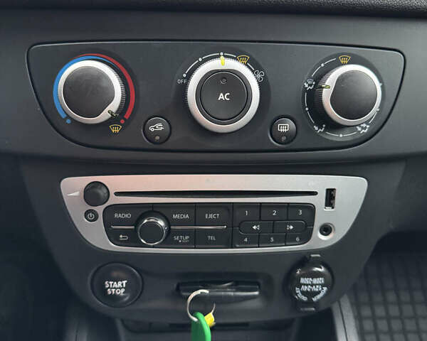 Белый Рено Меган, объемом двигателя 1.5 л и пробегом 231 тыс. км за 8200 $, фото 20 на Automoto.ua