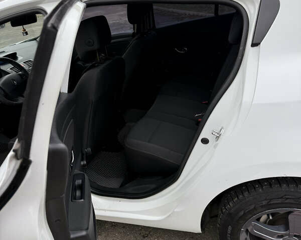 Белый Рено Меган, объемом двигателя 1.5 л и пробегом 239 тыс. км за 6500 $, фото 11 на Automoto.ua