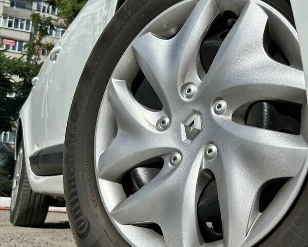 Белый Рено Меган, объемом двигателя 1.5 л и пробегом 231 тыс. км за 8200 $, фото 5 на Automoto.ua