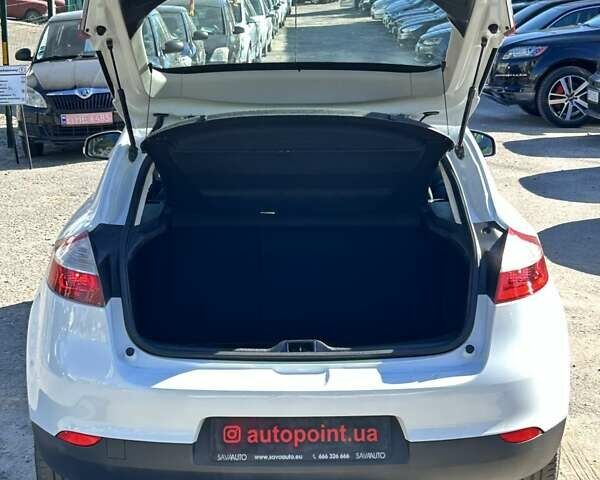 Белый Рено Меган, объемом двигателя 1.5 л и пробегом 231 тыс. км за 8200 $, фото 10 на Automoto.ua