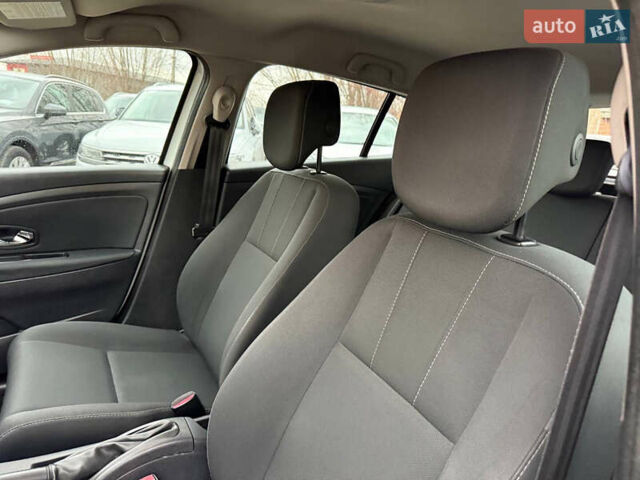 Білий Рено Меган, об'ємом двигуна 1.46 л та пробігом 204 тис. км за 7999 $, фото 16 на Automoto.ua