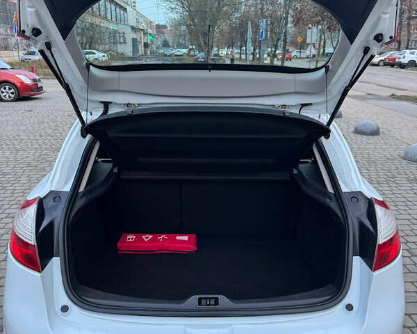 Белый Рено Меган, объемом двигателя 1.5 л и пробегом 164 тыс. км за 7750 $, фото 60 на Automoto.ua