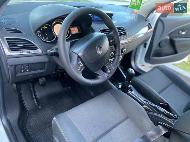 Білий Рено Меган, об'ємом двигуна 1.5 л та пробігом 205 тис. км за 6900 $, фото 1 на Automoto.ua