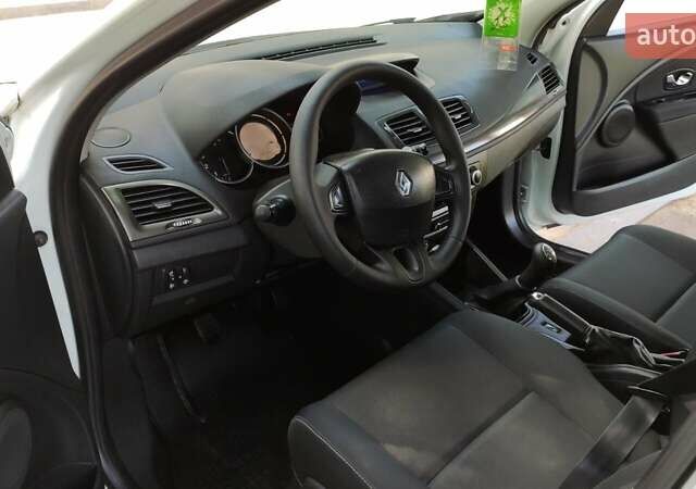 Рено Меган 2014 в Житомире на Automoto.ua Белый Рено Меган, объемом двигателя 1.5 л и пробегом 205 тыс. км за 6950 $, фото 5 на Automoto.ua