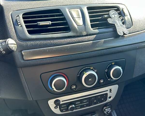 Белый Рено Меган, объемом двигателя 1.5 л и пробегом 231 тыс. км за 8200 $, фото 17 на Automoto.ua