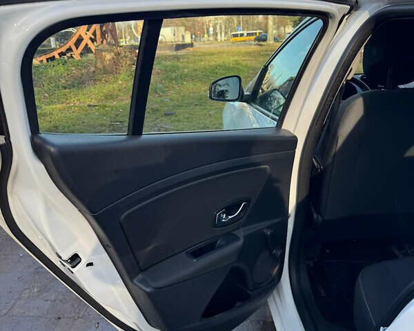 Белый Рено Меган, объемом двигателя 1.5 л и пробегом 164 тыс. км за 7750 $, фото 43 на Automoto.ua