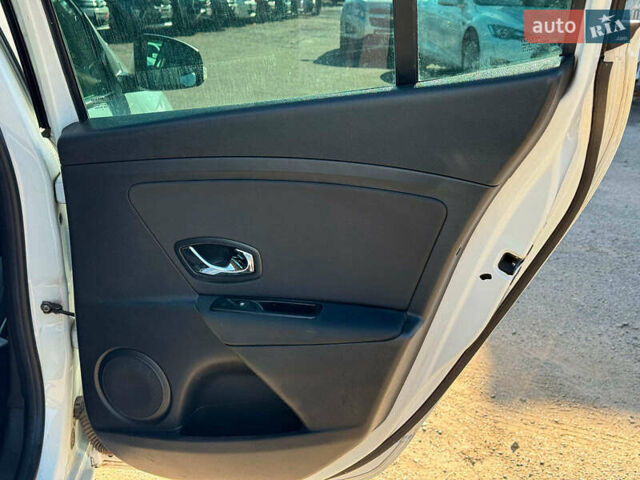 Белый Рено Меган, объемом двигателя 1.5 л и пробегом 184 тыс. км за 7790 $, фото 19 на Automoto.ua