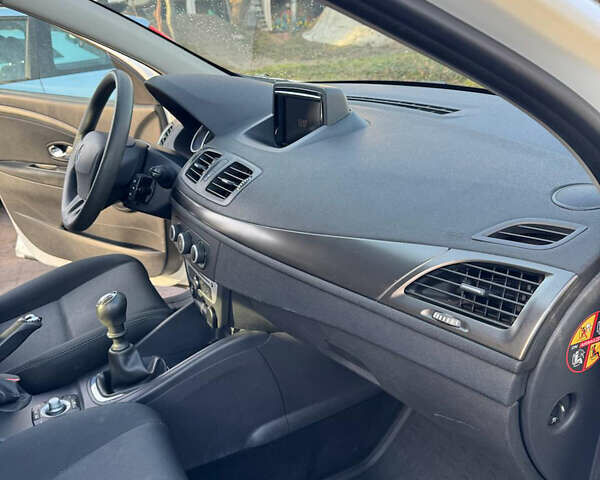 Белый Рено Меган, объемом двигателя 1.5 л и пробегом 164 тыс. км за 7750 $, фото 44 на Automoto.ua