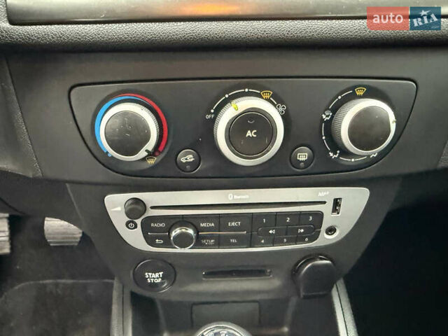 Білий Рено Меган, об'ємом двигуна 1.46 л та пробігом 204 тис. км за 7999 $, фото 31 на Automoto.ua