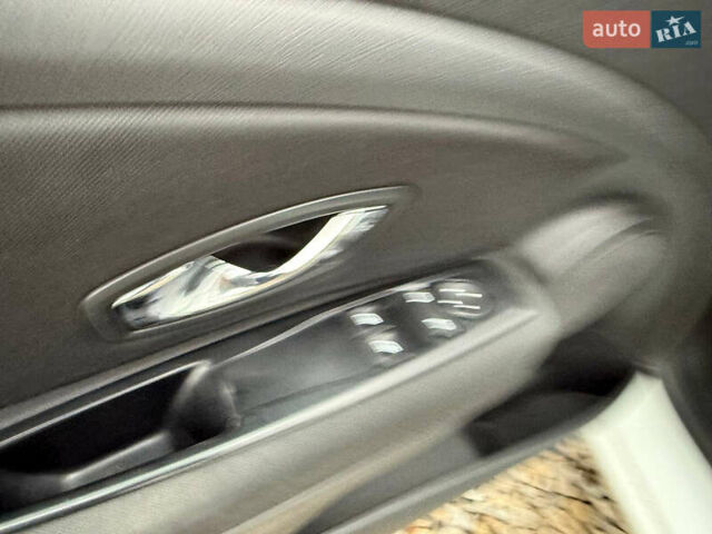 Білий Рено Меган, об'ємом двигуна 1.46 л та пробігом 204 тис. км за 7999 $, фото 13 на Automoto.ua