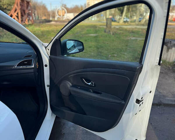 Белый Рено Меган, объемом двигателя 1.5 л и пробегом 164 тыс. км за 7750 $, фото 52 на Automoto.ua