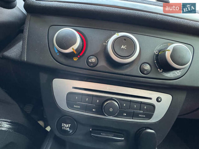 Белый Рено Меган, объемом двигателя 1.5 л и пробегом 164 тыс. км за 7750 $, фото 35 на Automoto.ua