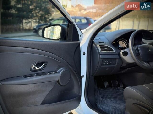 Білий Рено Меган, об'ємом двигуна 1.46 л та пробігом 286 тис. км за 6900 $, фото 40 на Automoto.ua