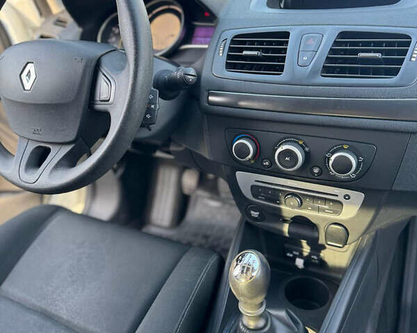 Белый Рено Меган, объемом двигателя 1.5 л и пробегом 164 тыс. км за 7750 $, фото 47 на Automoto.ua