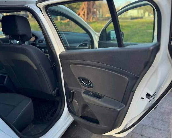 Белый Рено Меган, объемом двигателя 1.5 л и пробегом 164 тыс. км за 7750 $, фото 53 на Automoto.ua