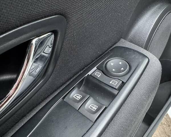 Белый Рено Меган, объемом двигателя 1.5 л и пробегом 231 тыс. км за 8200 $, фото 24 на Automoto.ua