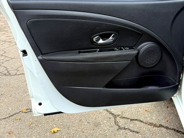 Белый Рено Меган, объемом двигателя 1.5 л и пробегом 239 тыс. км за 6470 $, фото 7 на Automoto.ua