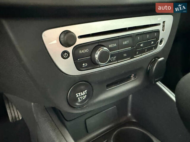 Білий Рено Меган, об'ємом двигуна 1.46 л та пробігом 204 тис. км за 7999 $, фото 32 на Automoto.ua