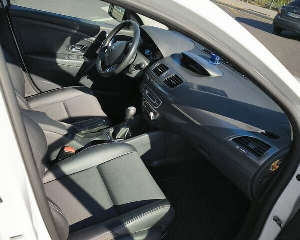 Белый Рено Меган, объемом двигателя 1.46 л и пробегом 161 тыс. км за 9000 $, фото 32 на Automoto.ua