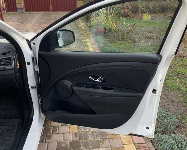 Белый Рено Меган, объемом двигателя 1.5 л и пробегом 314 тыс. км за 7700 $, фото 13 на Automoto.ua