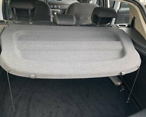 Белый Рено Меган, объемом двигателя 1.5 л и пробегом 314 тыс. км за 7700 $, фото 5 на Automoto.ua