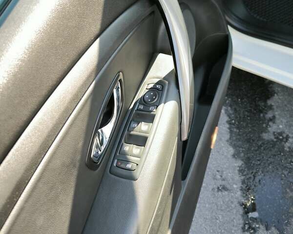 Белый Рено Меган, объемом двигателя 1.46 л и пробегом 161 тыс. км за 9000 $, фото 26 на Automoto.ua