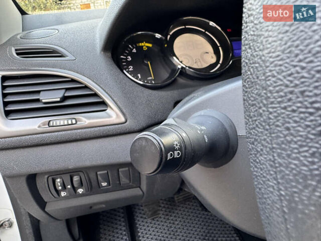 Білий Рено Меган, об'ємом двигуна 1.46 л та пробігом 158 тис. км за 8400 $, фото 16 на Automoto.ua