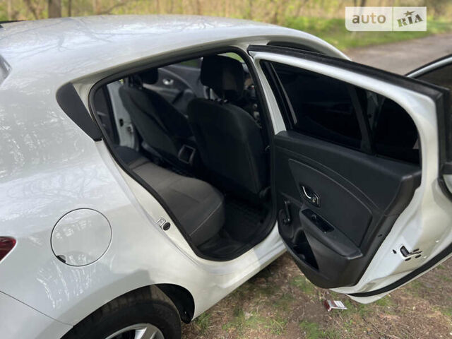Белый Рено Меган, объемом двигателя 1.5 л и пробегом 210 тыс. км за 8400 $, фото 9 на Automoto.ua