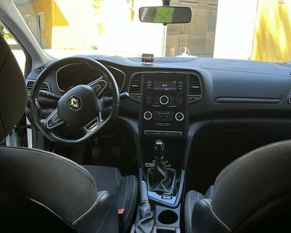 Белый Рено Меган, объемом двигателя 1.46 л и пробегом 240 тыс. км за 9500 $, фото 6 на Automoto.ua