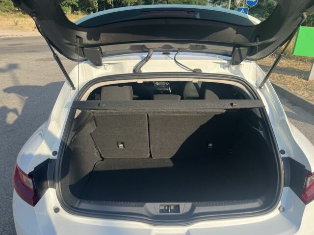 Белый Рено Меган, объемом двигателя 1.5 л и пробегом 242 тыс. км за 8500 $, фото 13 на Automoto.ua