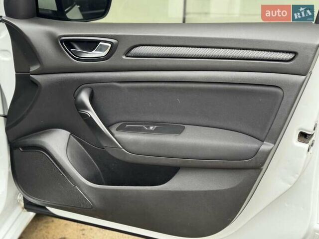 Белый Рено Меган, объемом двигателя 1.46 л и пробегом 195 тыс. км за 9950 $, фото 37 на Automoto.ua