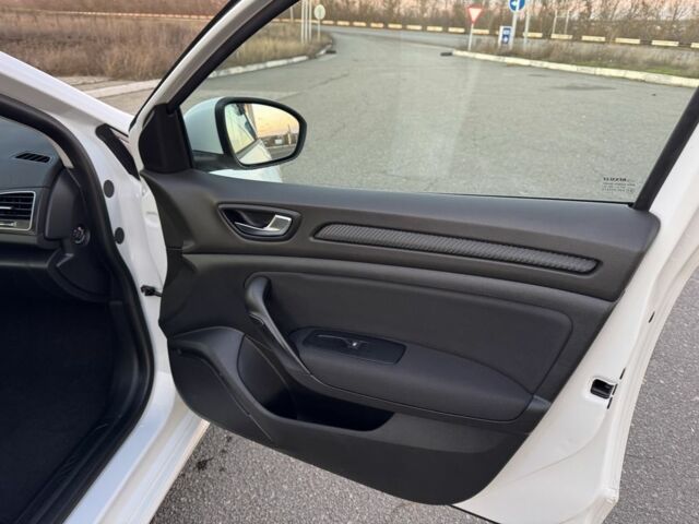 Белый Рено Меган, объемом двигателя 1.5 л и пробегом 2 тыс. км за 11900 $, фото 4 на Automoto.ua