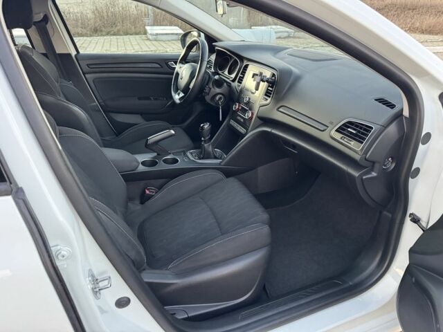 Белый Рено Меган, объемом двигателя 1.5 л и пробегом 2 тыс. км за 11900 $, фото 3 на Automoto.ua