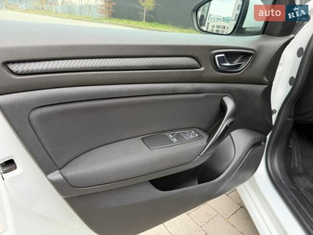Білий Рено Меган, об'ємом двигуна 1.6 л та пробігом 189 тис. км за 10800 $, фото 9 на Automoto.ua
