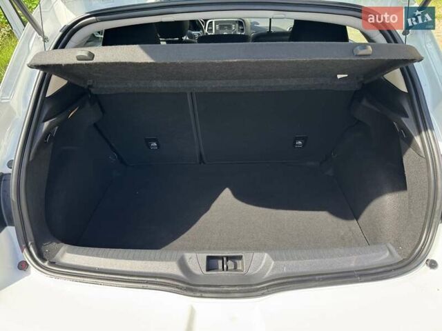 Белый Рено Меган, объемом двигателя 1.5 л и пробегом 259 тыс. км за 9600 $, фото 14 на Automoto.ua