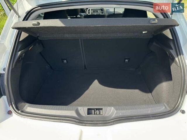 Белый Рено Меган, объемом двигателя 1.5 л и пробегом 259 тыс. км за 9600 $, фото 14 на Automoto.ua