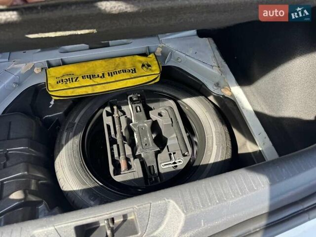 Белый Рено Меган, объемом двигателя 1.5 л и пробегом 259 тыс. км за 9600 $, фото 12 на Automoto.ua