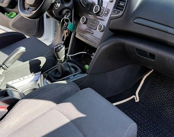 Белый Рено Меган, объемом двигателя 1.46 л и пробегом 307 тыс. км за 10400 $, фото 5 на Automoto.ua