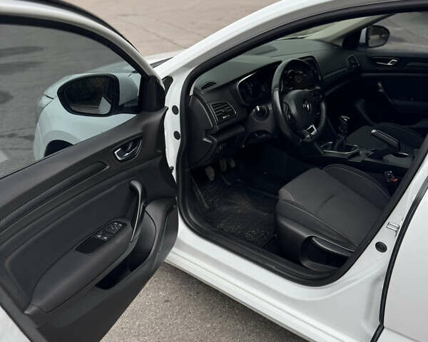 Белый Рено Меган, объемом двигателя 1.46 л и пробегом 257 тыс. км за 10500 $, фото 31 на Automoto.ua