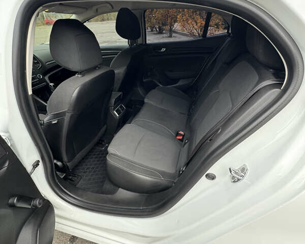 Белый Рено Меган, объемом двигателя 1.46 л и пробегом 257 тыс. км за 10500 $, фото 37 на Automoto.ua