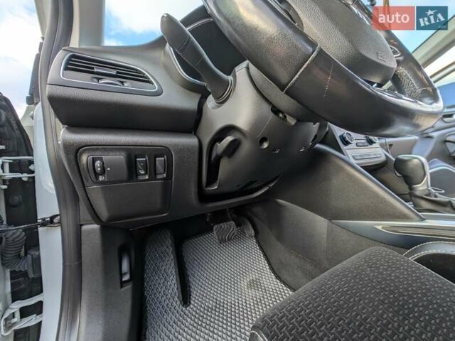 Белый Рено Меган, объемом двигателя 1.46 л и пробегом 112 тыс. км за 14000 $, фото 76 на Automoto.ua